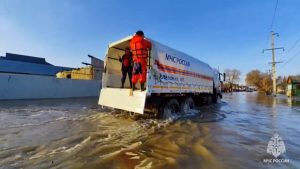 В российском Орске из-за паводка прорвало дамбу: в городе срочная эвакуация