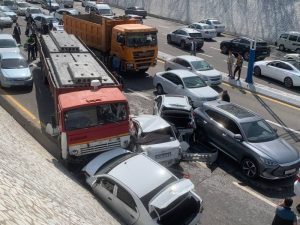 В Ташкенте произошло массовое ДТП: грузовик снес несколько «легковушек»
